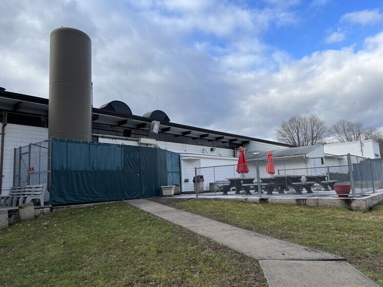 More Photos Of 150 Knotter Dr, Cheshire Manufacturing For Lease