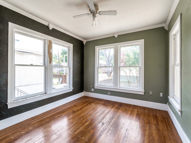 More Photos Of 5832 Live Oak St, Dallas Freestanding For Sale