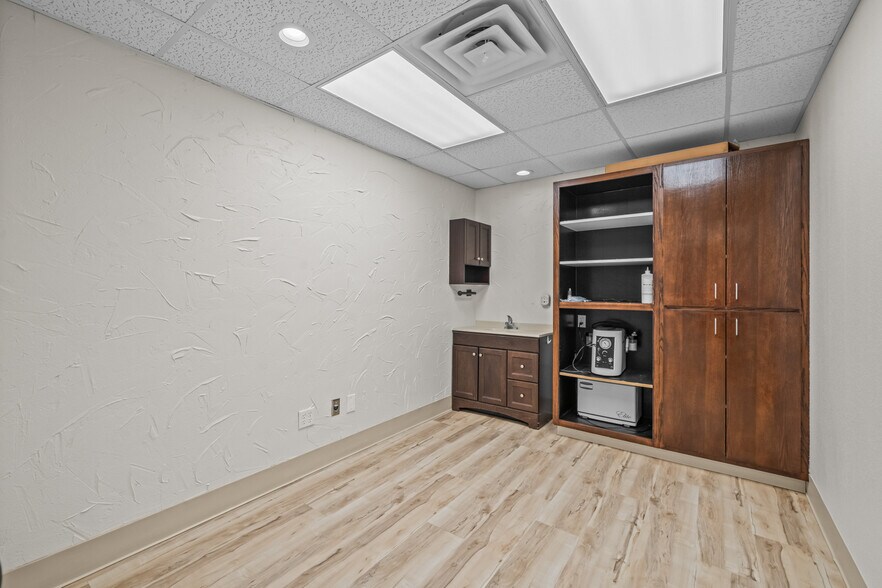More Photos Of 1120 W Loop 289, Lubbock Medical For Lease