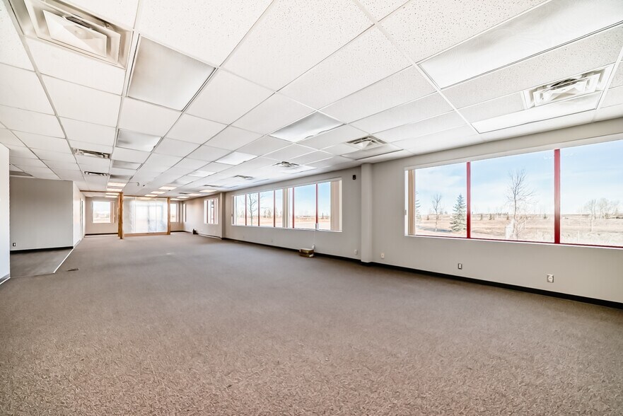 More Photos Of 16 Commercial Dr, Calgary Warehouse For Lease