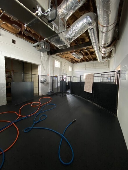 More Photos Of 703 Childs St, Wheaton Veterinarian Kennel For Sale