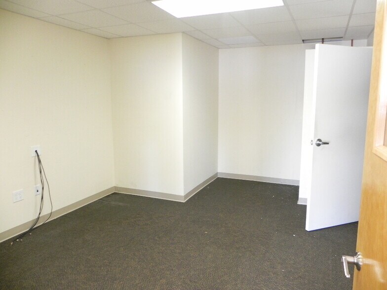 More Photos Of 477 Boston Post Rd, Orange Storefront Retail Office For Lease