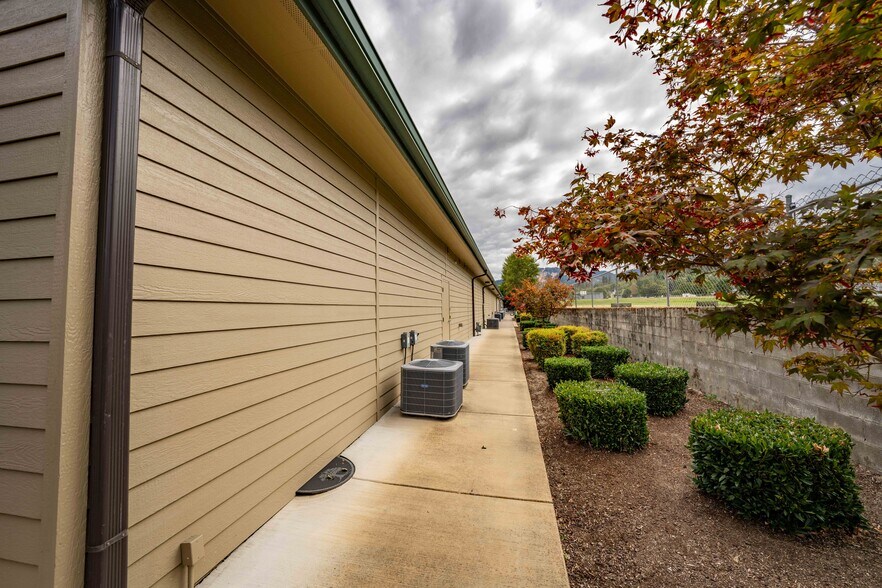 More Photos Of 1879 Williams Hwy, Grants Pass Medical For Sale