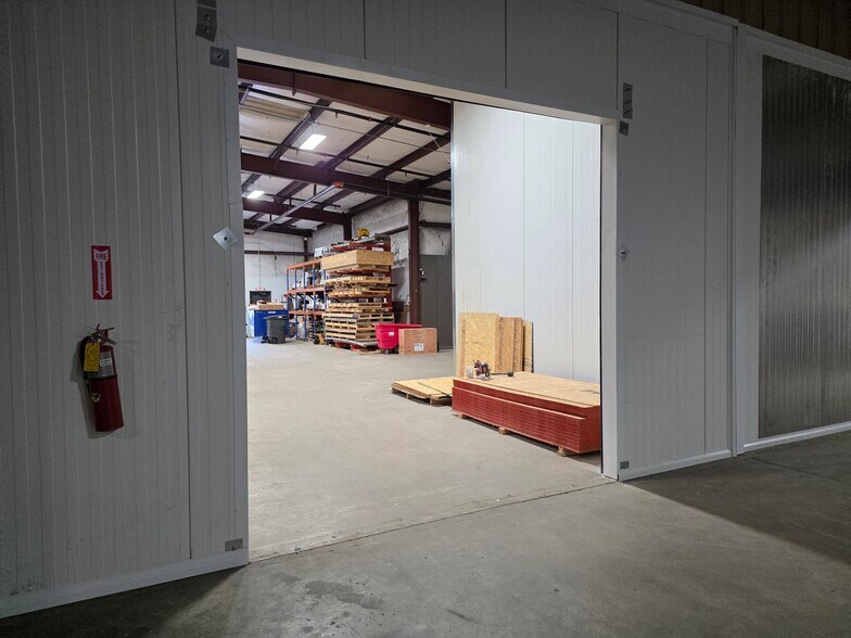 More Photos Of 318 Bell Park Dr, Woodstock Distribution For Lease