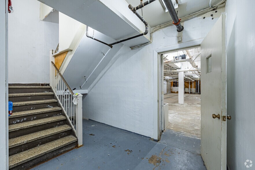 More Photos Of 201 N Wood Ave, Linden Bank For Lease