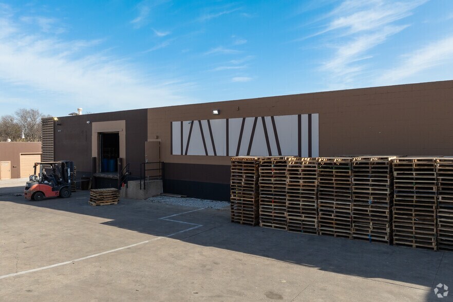 More Photos Of 2463-2517 S Riverside Dr, Fort Worth Manufacturing For Lease