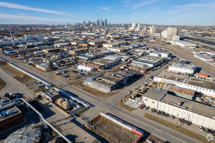 More Photos Of 4243 17A St SE, Calgary Service For Lease