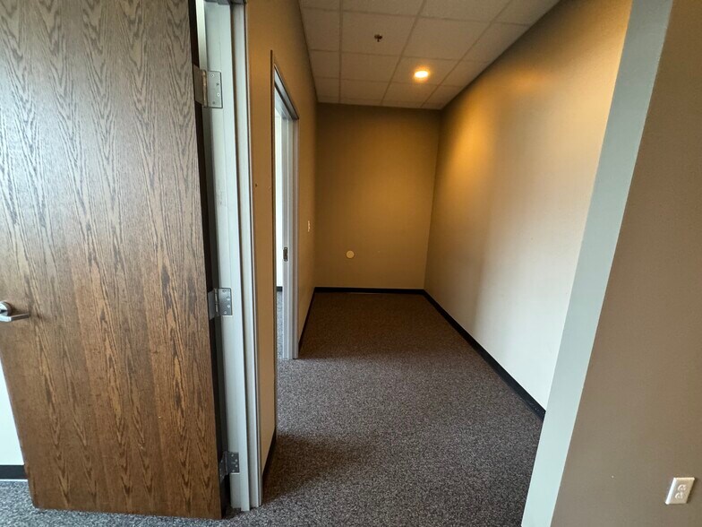More Photos Of 3050 S Center St, Arlington Medical For Lease