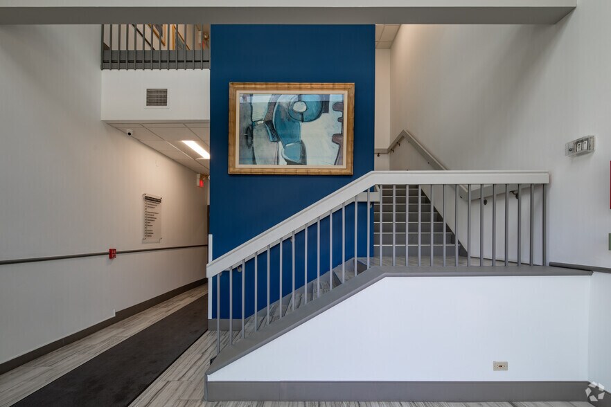 More Photos Of 2775 Algonquin Rd, Rolling Meadows Office Residential For Lease