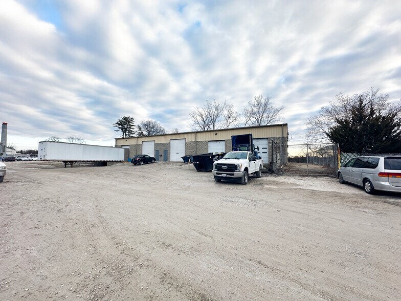 More Photos Of 9735 Gravois Rd, Affton Warehouse For Lease
