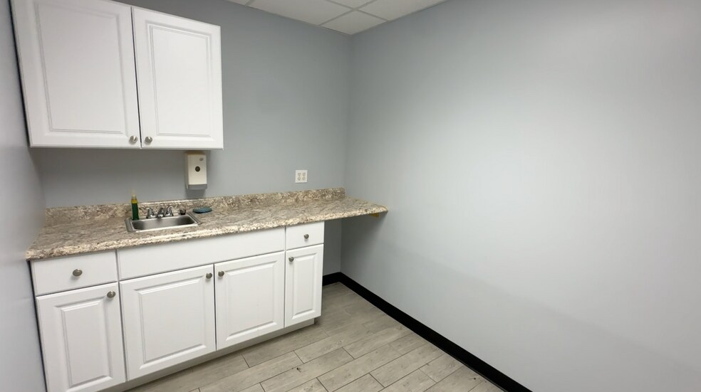More Photos Of 140 S Long Beach Ave, Freeport Office For Sale