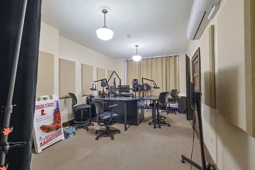 More Photos Of 31 S Main St, Liberty Sports And Entertainment For Sale