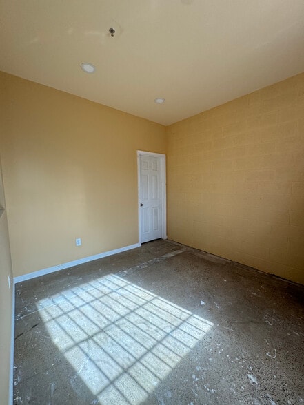 More Photos Of 6612 S 28th St, McAllen Warehouse For Lease