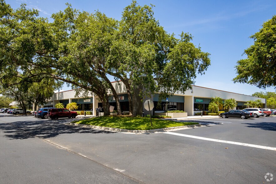 More Photos Of 1333-1335 Gateway Dr, Melbourne Flex For Lease