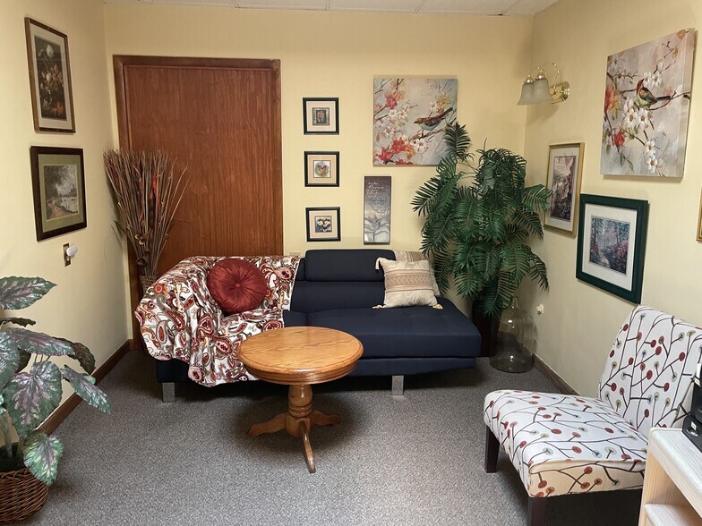 More Photos Of 28 Fairwood Dr, Irwin Medical For Lease