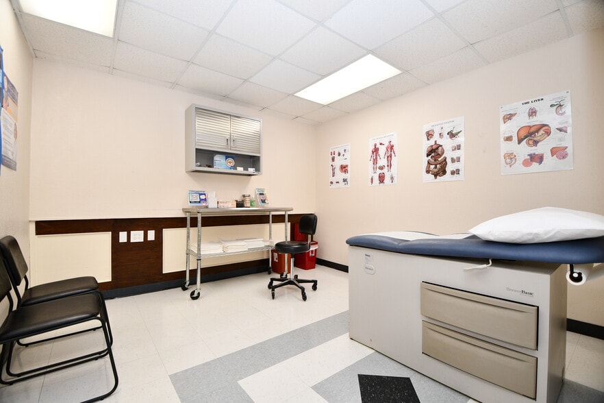 More Photos Of 7118 Harrisburg Blvd, Houston Medical For Sale