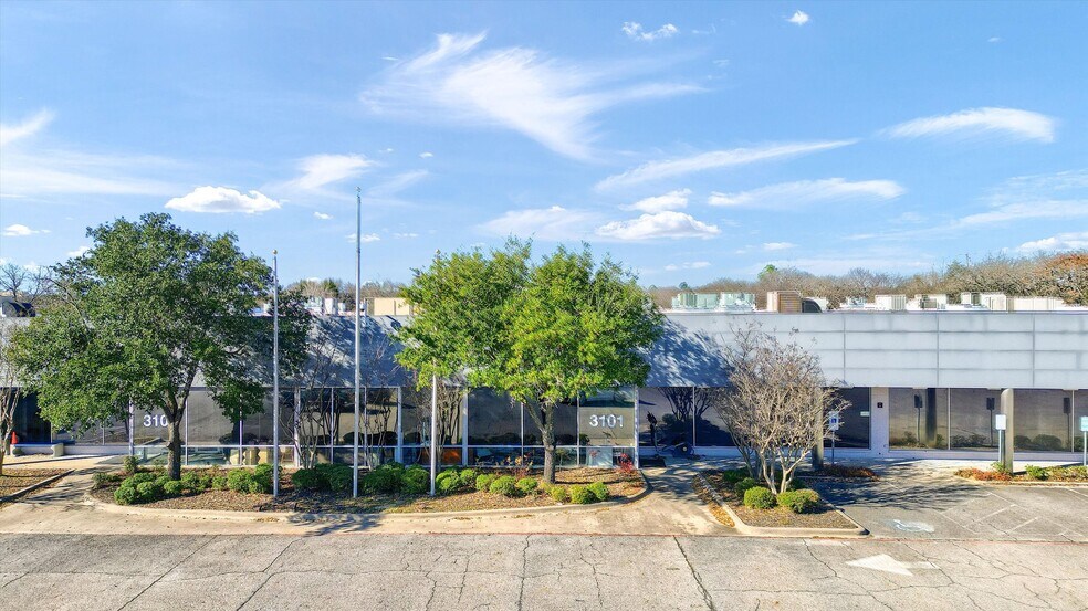 More Photos Of 3101 Woodlawn Blvd, Denison Flex For Lease