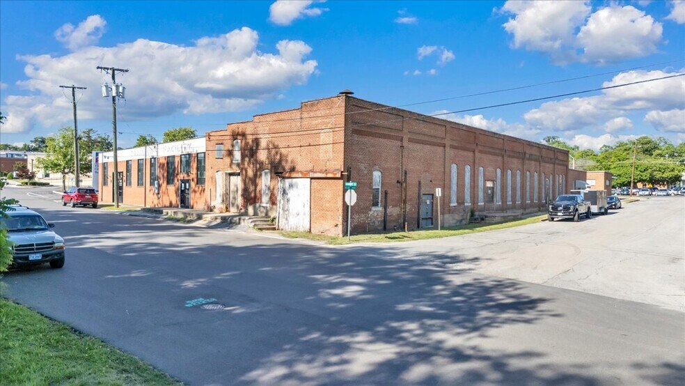 More Photos Of 231 S Colorado St, Salem Freestanding For Sale