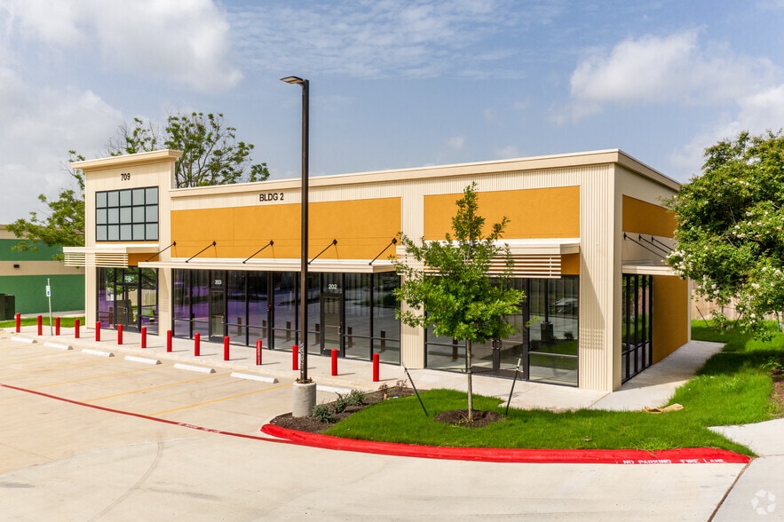 More Photos Of 709 E Slaughter Ln, Austin Unknown For Lease