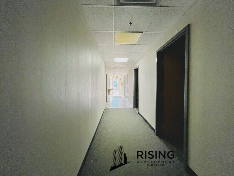 More Photos Of 9914 W Derby Ln, Westchester Flex For Sale