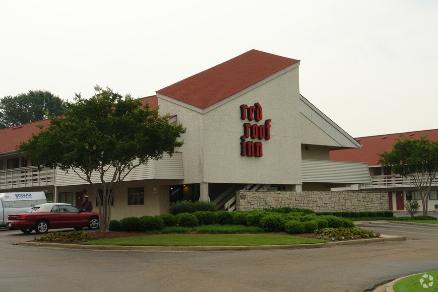 Primary Photo Of 810 Adcock St, Ridgeland Hotel For Sale