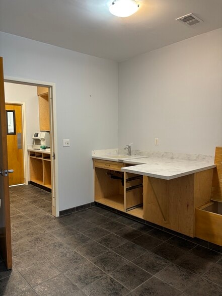 More Photos Of 9 Avonwood Rd, Avon Freestanding For Lease