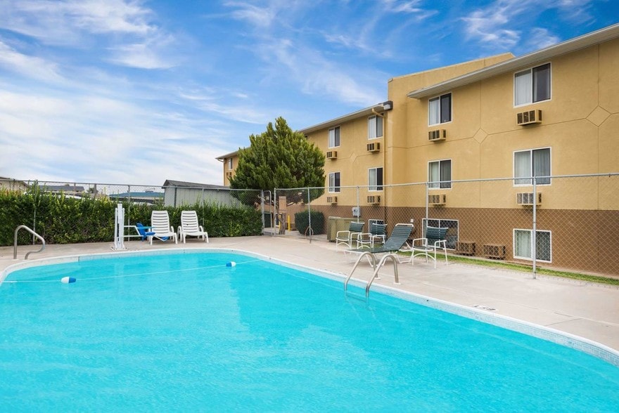 More Photos Of 1708 W Wyatt Earp Blvd, Dodge City Hotel For Sale