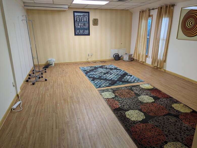 More Photos Of 16 Reeves Ave, Hamilton Office For Sale