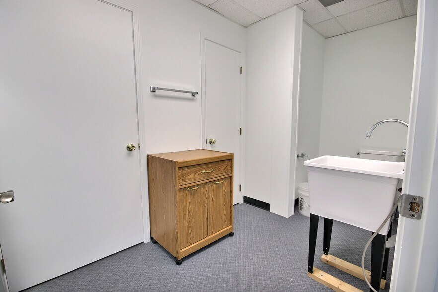 More Photos Of 2519 Lower Huntington Rd, Fort Wayne Storefront For Lease