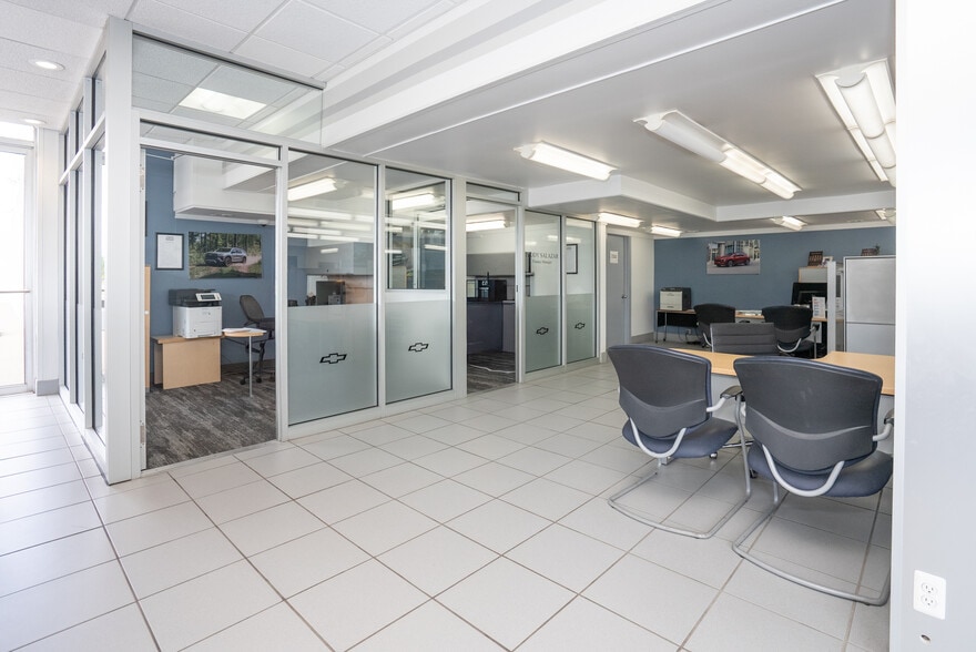 More Photos Of 21800 Gratiot Ave, Eastpointe Auto Dealership For Sale