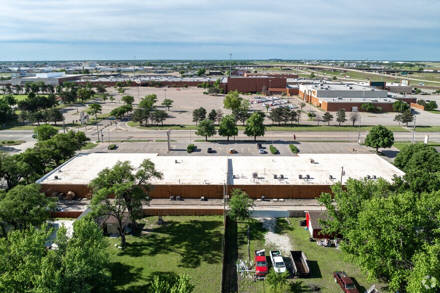 More Photos Of 4800 W Maple St, Wichita Storefront Retail Office For Lease