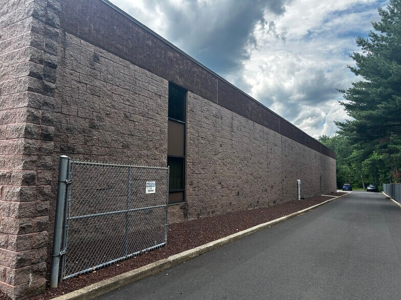 More Photos Of 14-16 Thomas J Rhodes Industrial Dr, Trenton Warehouse For Lease