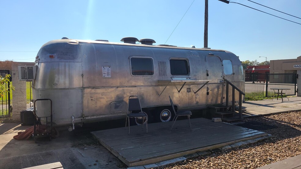 More Photos Of 622 6th St N, Texas City Bar For Lease