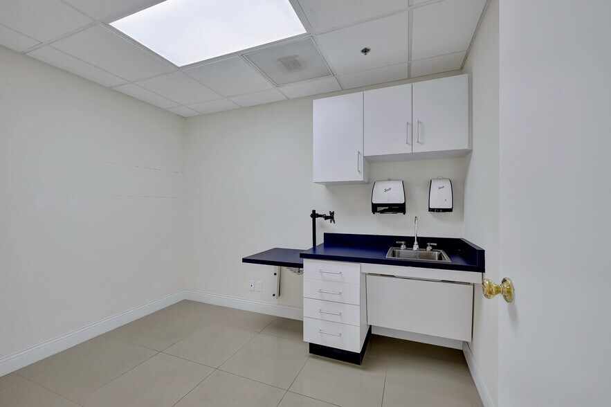 More Photos Of 5701 W Charleston Blvd, Las Vegas Medical For Sale