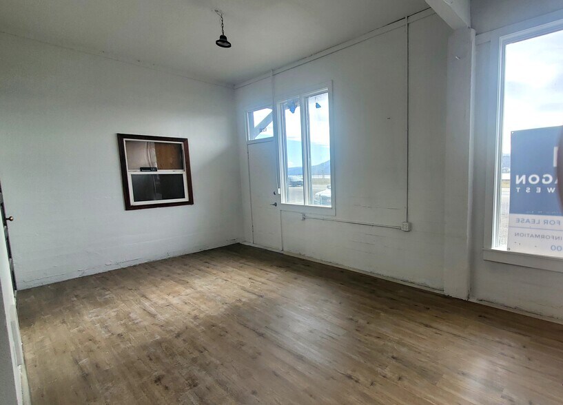 More Photos Of 63281 WA-14, Underwood Flex For Lease