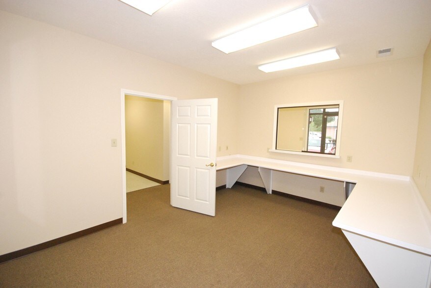 More Photos Of 2021-2027 Greystone Sq, Jackson Office For Lease