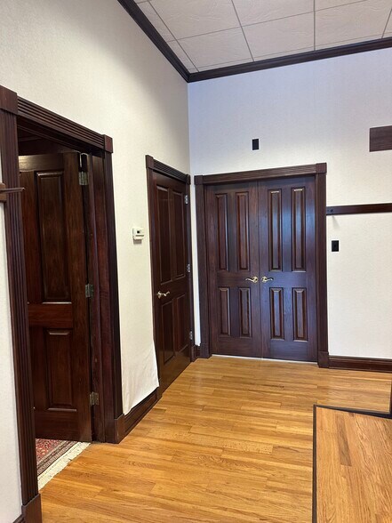 More Photos Of 1236 E Washington St, New Castle Showroom For Sale