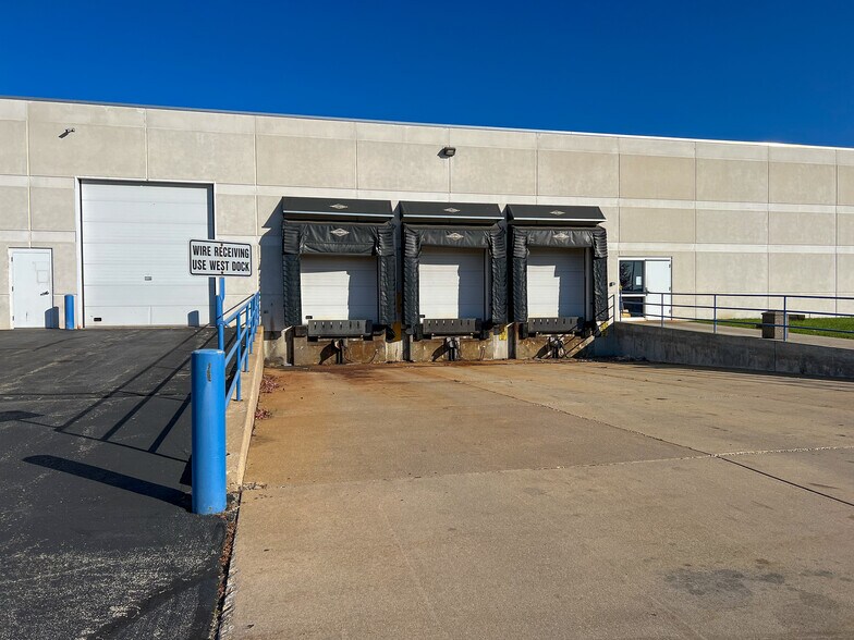More Photos Of 3801 S Central Ave, Rockford Manufacturing For Lease