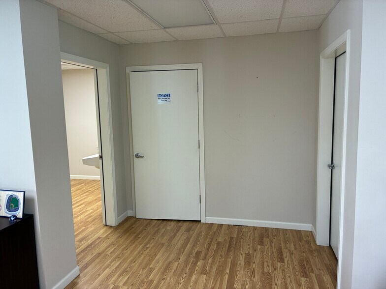 More Photos Of 270 Westfield Rd, Holyoke Freestanding For Lease