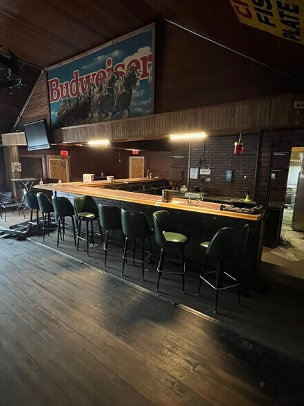 More Photos Of 100 E Grove St, Poplar Grove Freestanding For Lease