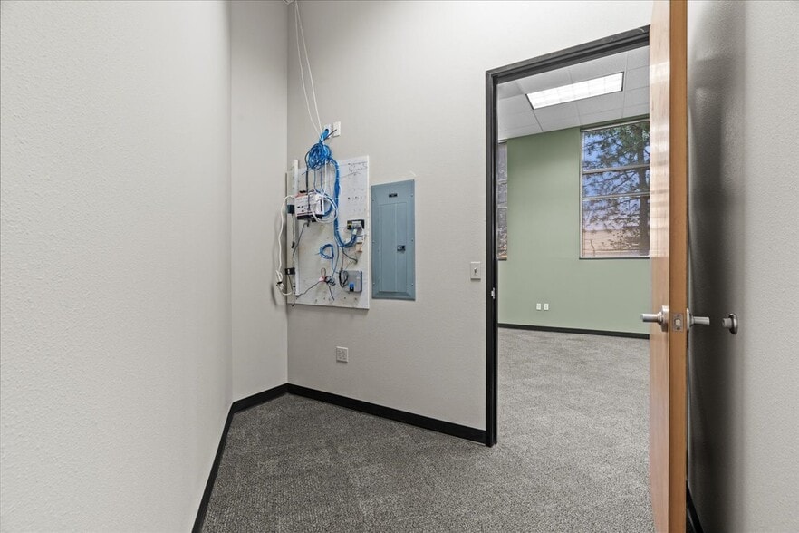 More Photos Of 6455 Lakeview Blvd, Lake Oswego Flex For Lease