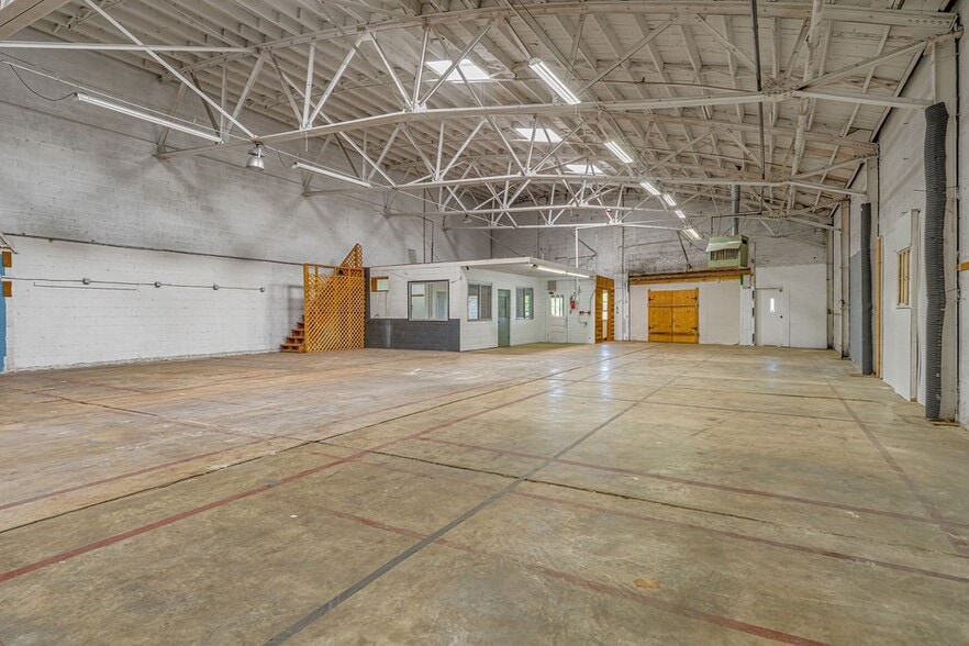More Photos Of 1214 College St, Clarksville Warehouse For Lease