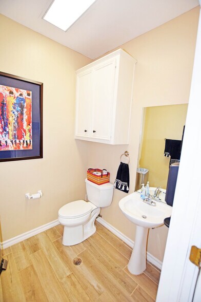 More Photos Of 327 SE Loop 338, Odessa Flex For Lease