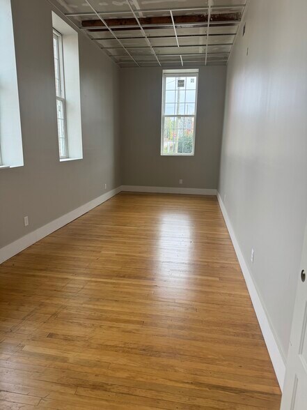 More Photos Of 1 S Salisbury St, Lexington Office For Lease