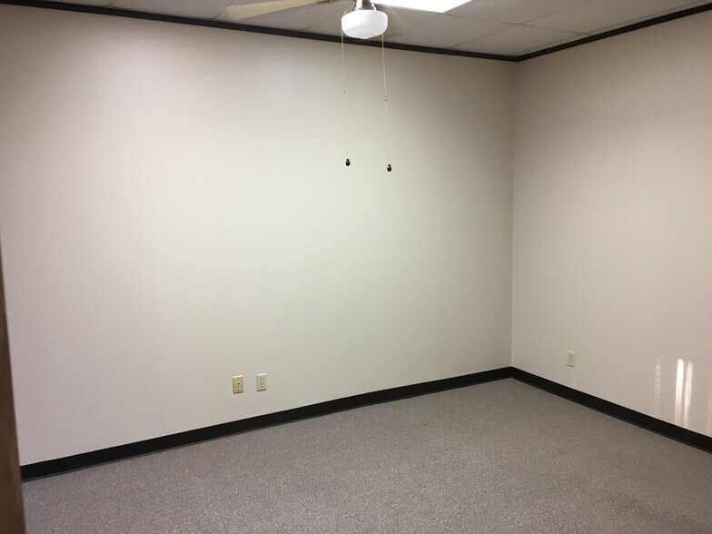 More Photos Of 1388 Stonehollow Dr, Humble Office For Lease