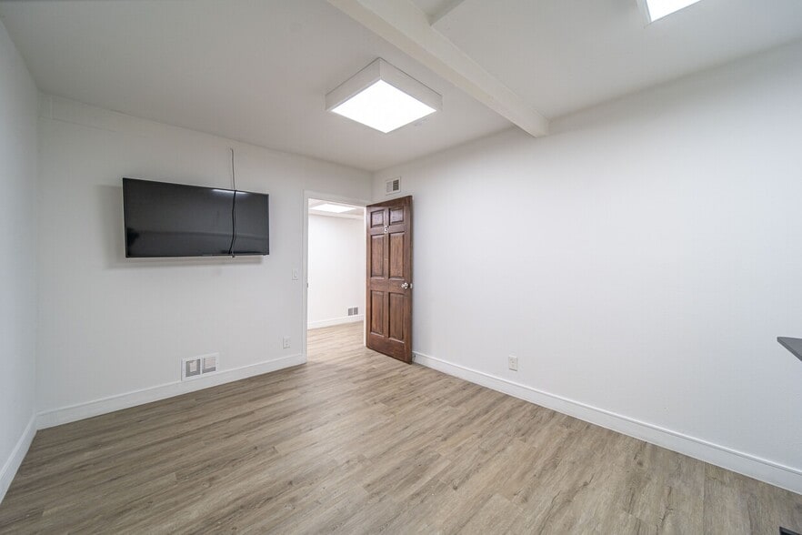 More Photos Of 1230 N Jefferson St, Anaheim Light Distribution For Sale