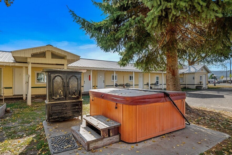 More Photos Of 211 N Norris Ave, New Meadows Hotel For Sale