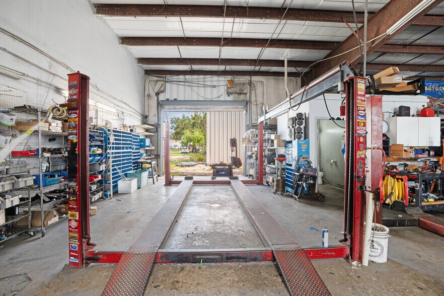 More Photos Of 1925 12th St, Sarasota Light Manufacturing For Lease