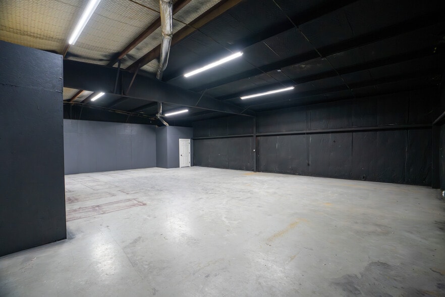 More Photos Of 158 Meyers Dr, Sherman Office For Lease