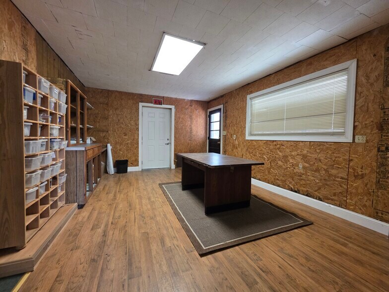 More Photos Of 2034 W 5th St, Washington Showroom For Sale